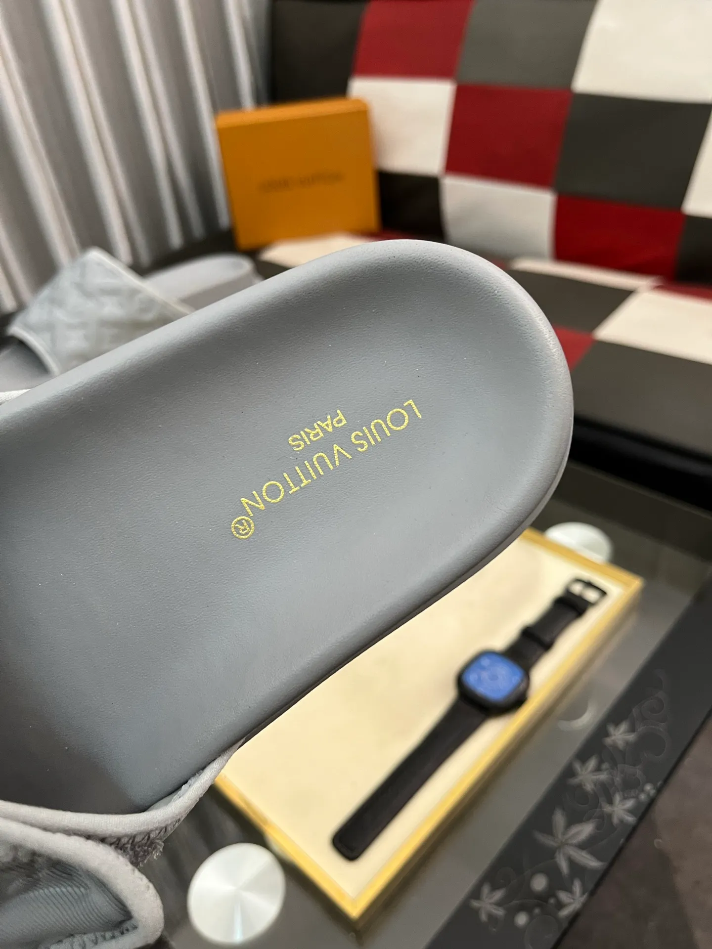 Men's men's shoes💰320⌚️⌚️[Louis Vuitton LV slippers] (high-end cowhide) counter 1:1 fashion style summer must-have! The designer used LV’s iconic outsole. The original simple slippers instantly become fashionable! The upper is made of flexible special cowhide leather straps alternately, and the workmanship is exquisite! A must-have for stylish men in summer, size 38-44